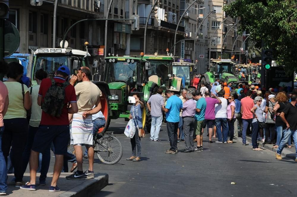 La Gran Vía de Murcia, paralizada por los agricultores