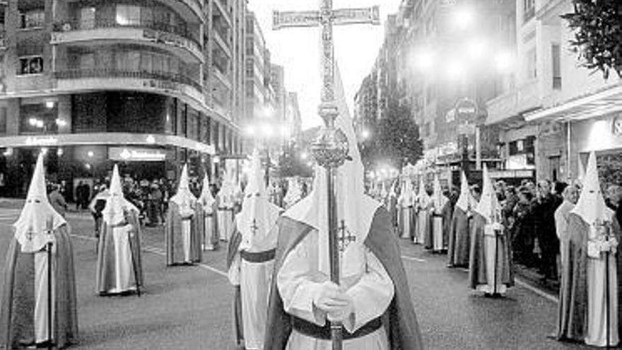 Cruz de guía, encabezando la procesión, en la pasada Semana Santa.