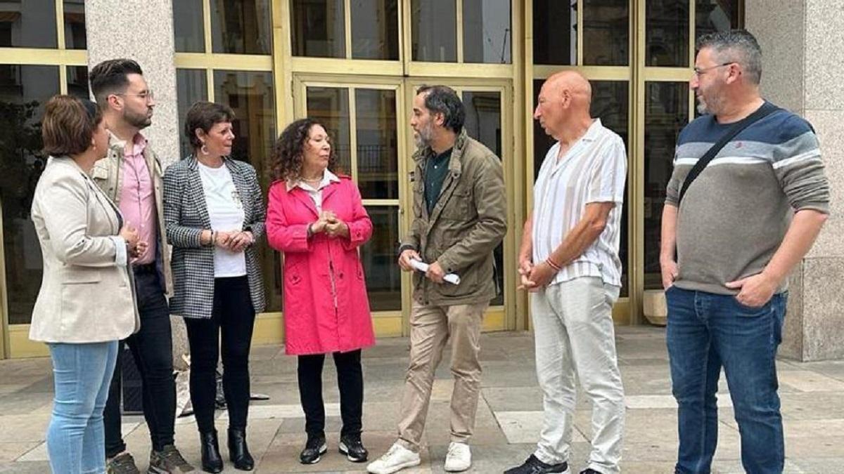 Juan Hidalgo conversa con miembros de su candidatura y la productora cultural Pilar Távora.