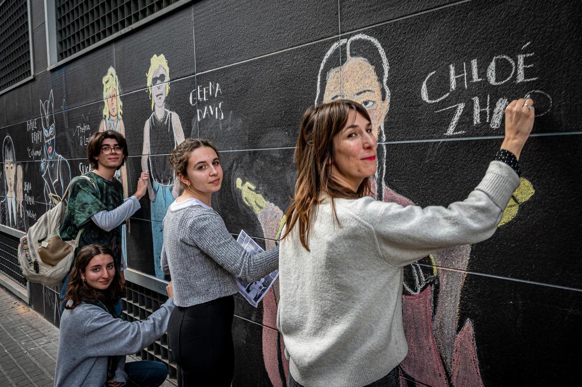 Ruby, Sara, Abril y Ane, la profesora de Dibujo Artístico, en el muro del Instituto Poeta Maragall, este lunes