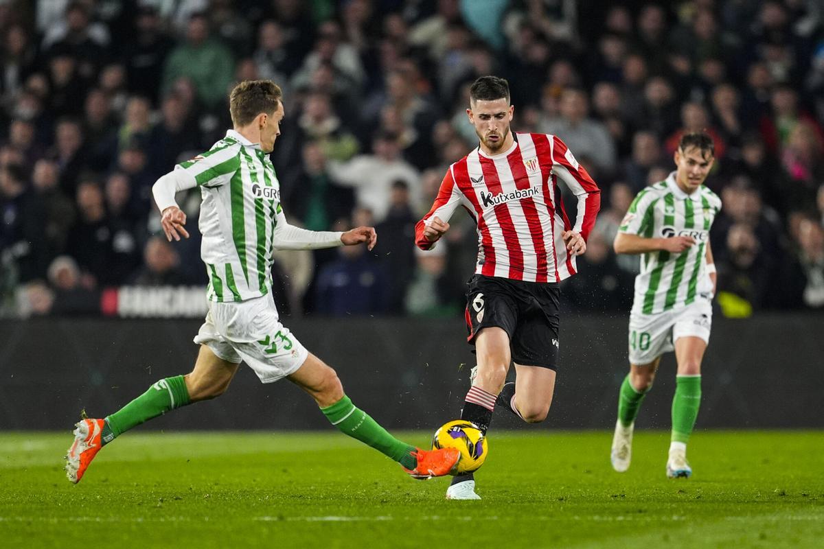 Diego Llorente of Real Betis and Oihan Sancet of Athletic Club in action during the Spanish league, LaLiga EA Sports, football match played between Real Betis and Athletic Club at Benito Villamarin stadium on February 2, 2025, in Sevilla, Spain. AFP7 02/02/2025 ONLY FOR USE IN SPAIN. Joaquin Corchero / AFP7 / Europa Press;2025;SPORT;ZSPORT;SOCCER;ZSOCCER;Real Betis v Athletic Club - LaLiga EA Sports;