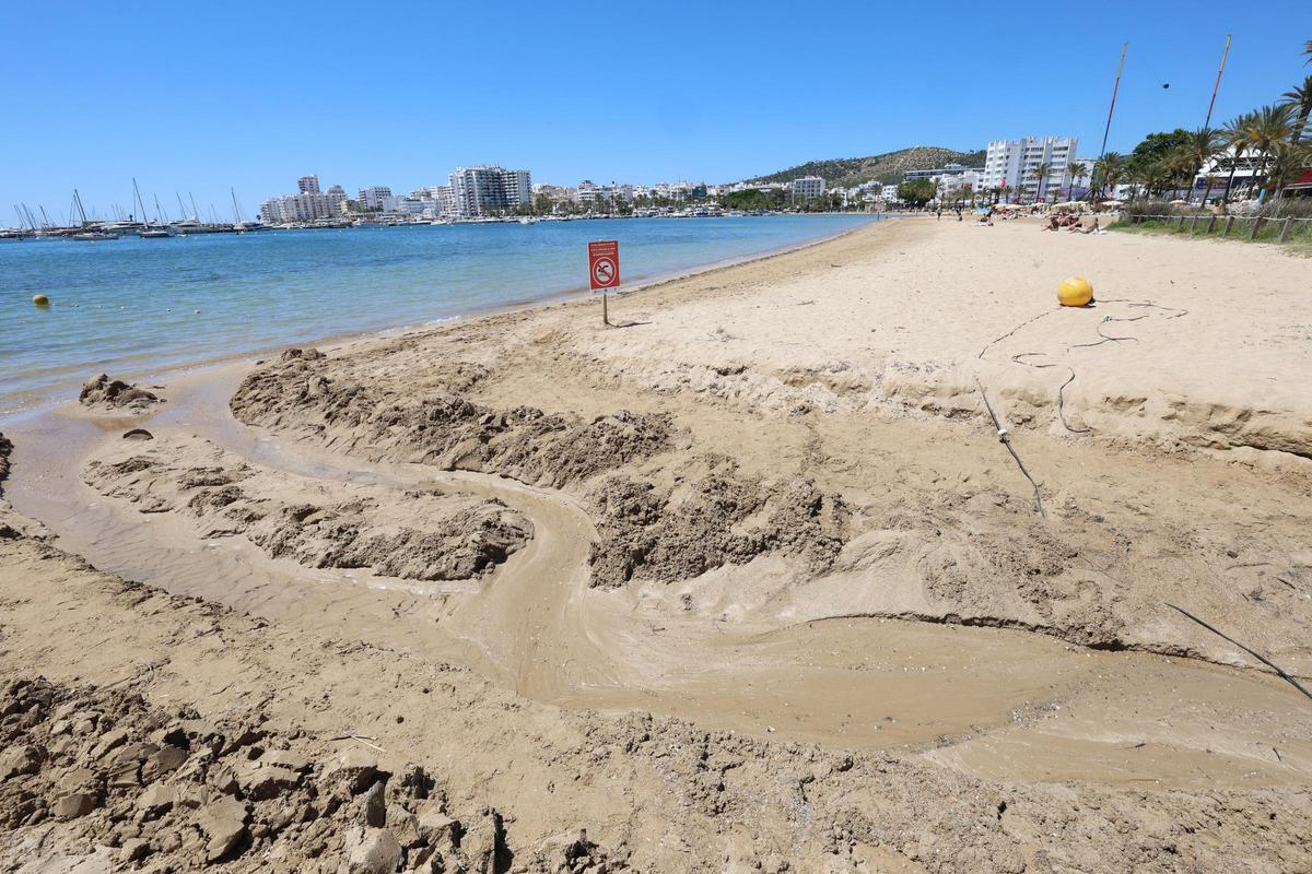 Galería: cerrada una playa de Ibiza tras detectarse un vertido de aguas residuales provocado por la rotura de una tubería