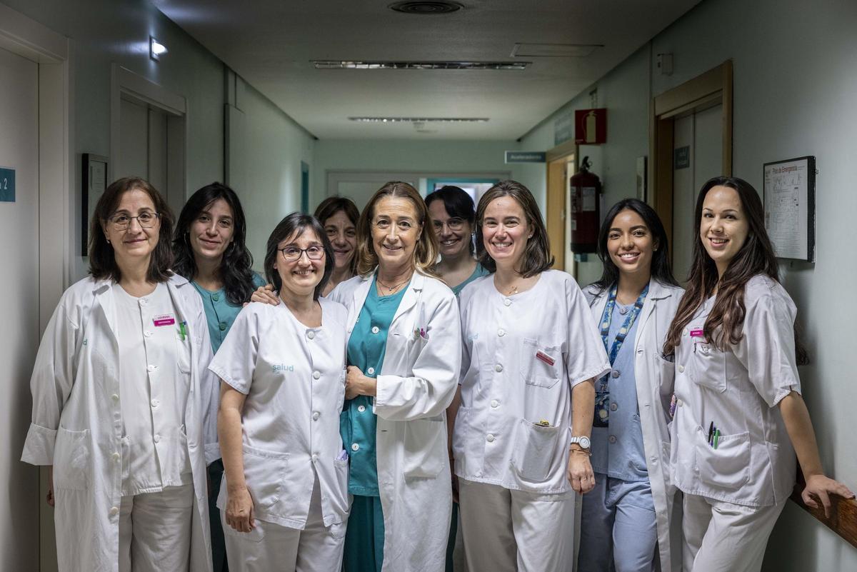 García Mur, en el centro, junto a su equipo de Radiología Mamaria del Servet.