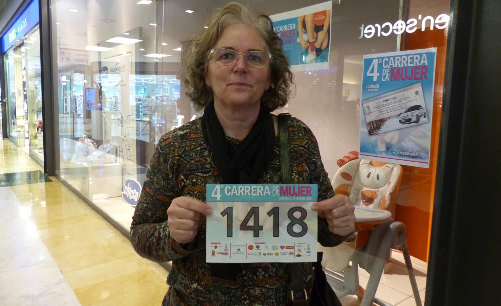 Recogida de dorsales en el Thader para la IV Carrera de la Mujer (Mañana)