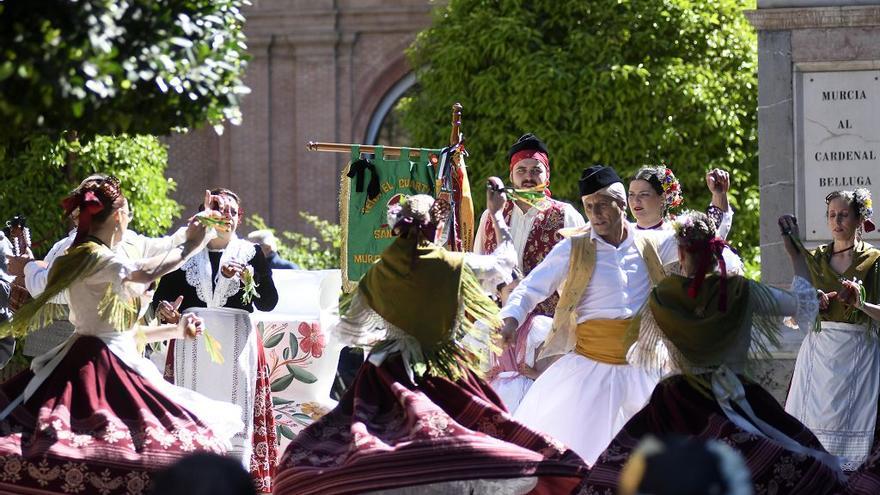 Castañuelas y jotas suenan en la Glorieta para presentar la revista del Bando de la Huerta