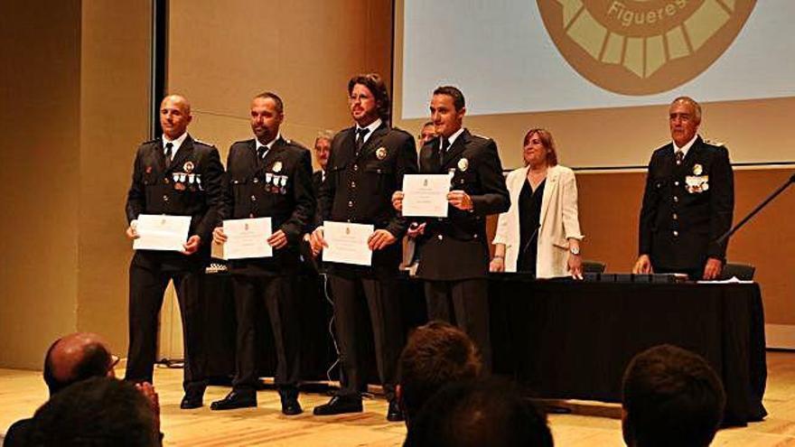 Condecoracions ahir durant la diada de la Guàrdia Urbana de Figueres.