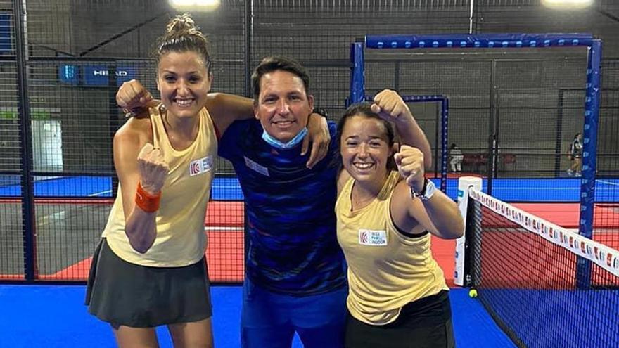 Pilar Escandell y Carla Tur, felices junto al técnico Jaime Planells.  D. I.