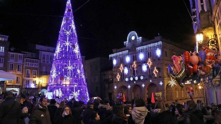 El árbol en la Praza Maior e iluminación de la fachada de la consistorial. // Jesús Regal