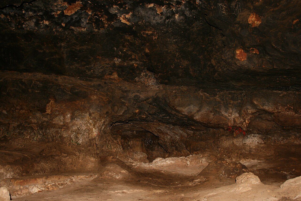 El interior de la Cueva de Los Casares