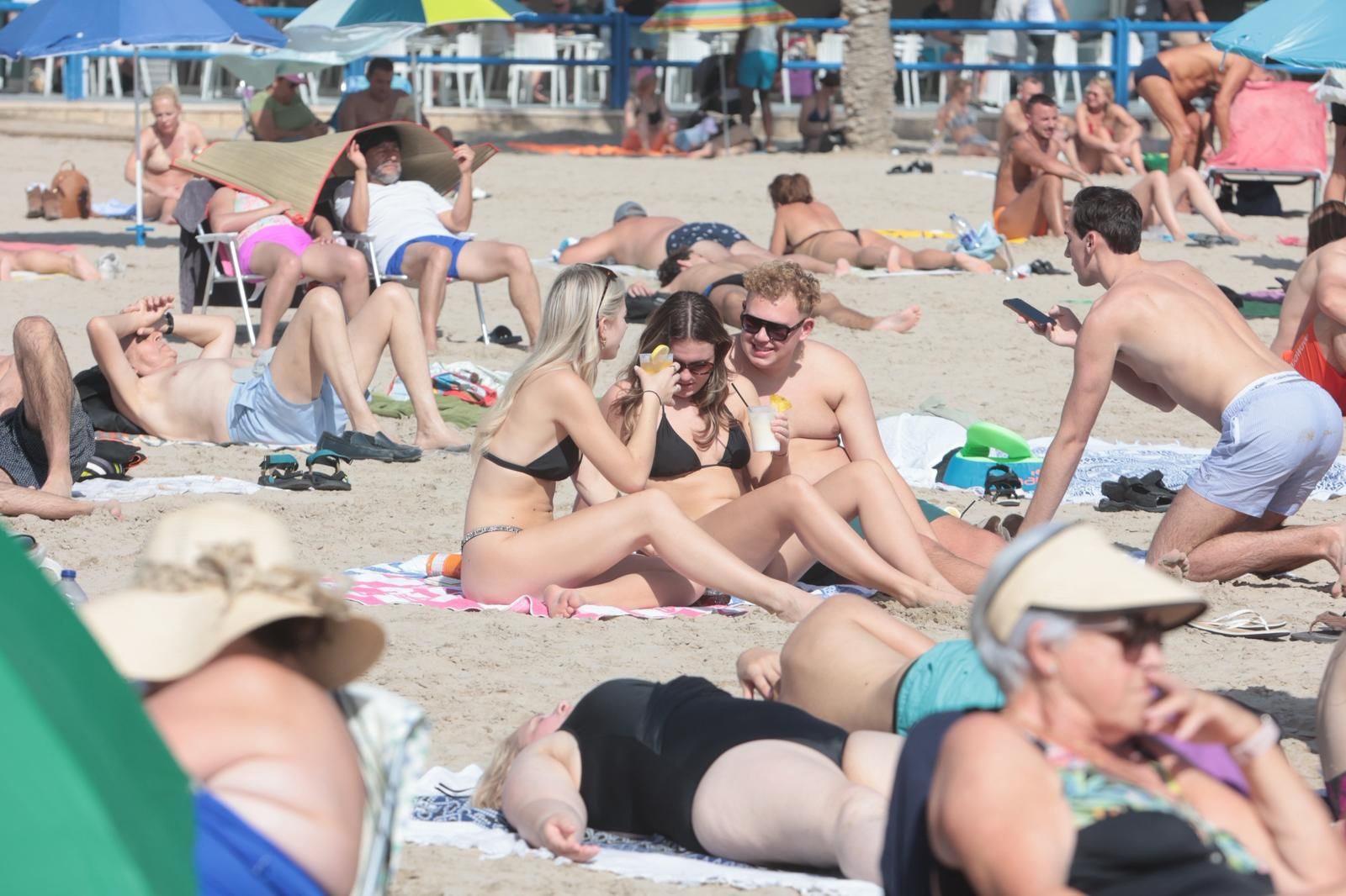 El martes de sol tras la dana Alice llena la playa del Postiguet de Alicante