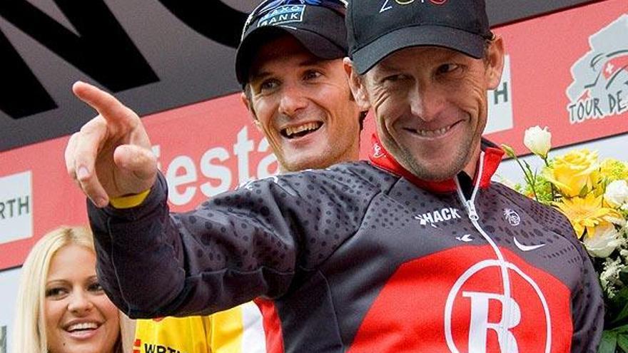 Lance Armstrong y Frank Schleck , en el podio de la Vuelta a Suiza