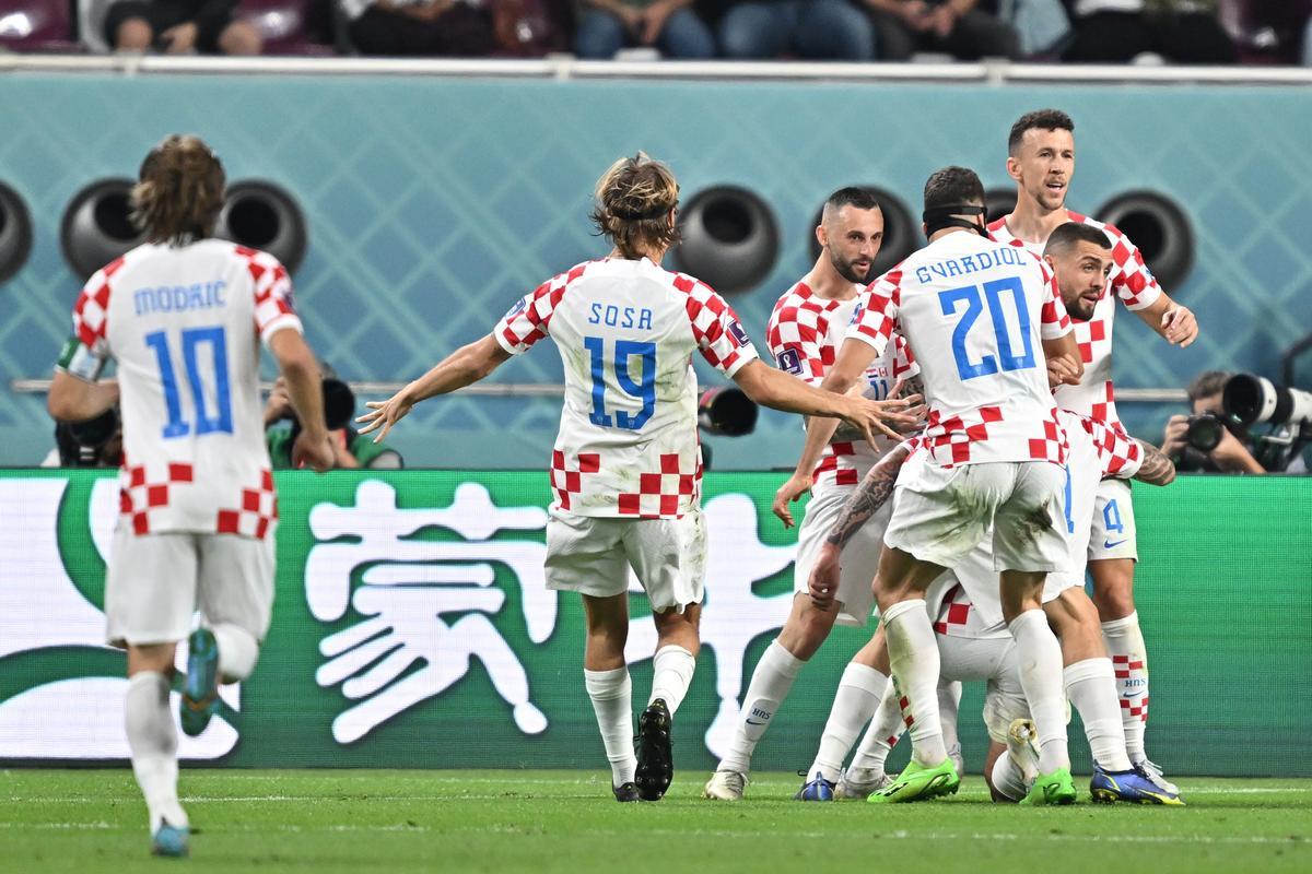 Doha (Qatar), 27/11/2022.- Marko Livaja of Croatia celebrates scoring the 2-1 goal with his teammates during the FIFA World Cup 2022 group F soccer match between Croatia and Canada at Khalifa International Stadium in Doha, Qatar, 27 November 2022. (Mundial de Fútbol, Croacia, Catar) EFE/EPA/Noushad Thekkayil