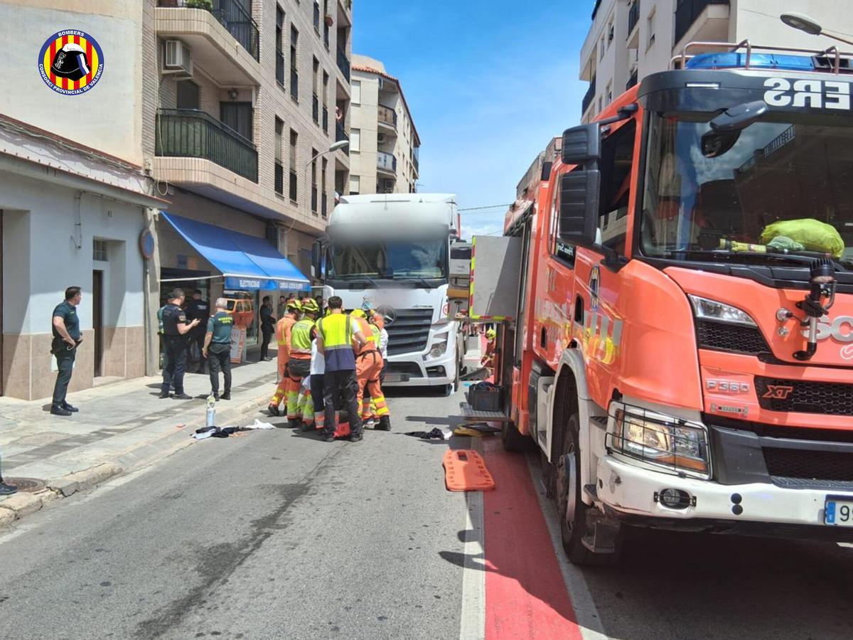 Los bomberos en el lugar del accidente de Vilamarxant.