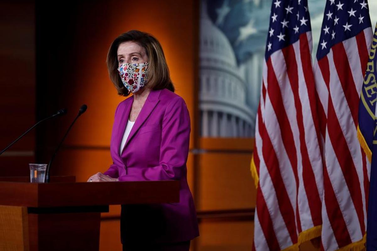 Pelosi (en la foto) pide a Pence convocar la 25ª enmienda para destituir a Trump.