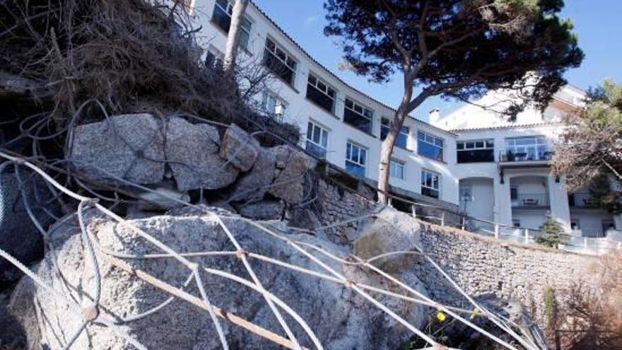 Dues imatges del tram tancat del camí de ronda arran de la caiguda d&#039;un arbre a sota de l&#039;hotel San Jorge.