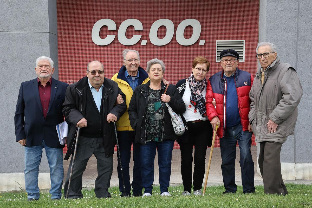 Algunos protagonistas de la huelga de 1972 en la entrada a la sede de CC OO de Vigo