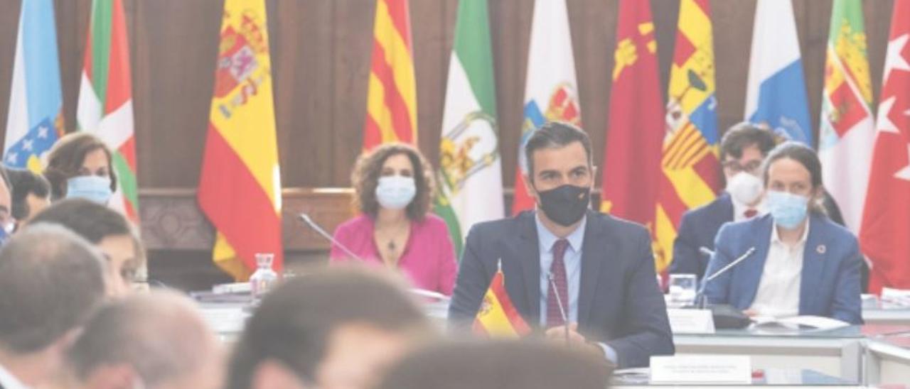 Pedro Sánchez, con presidentes autonómicos y miembros del Gobierno, en la última conferencia presencial, en La Rioja.