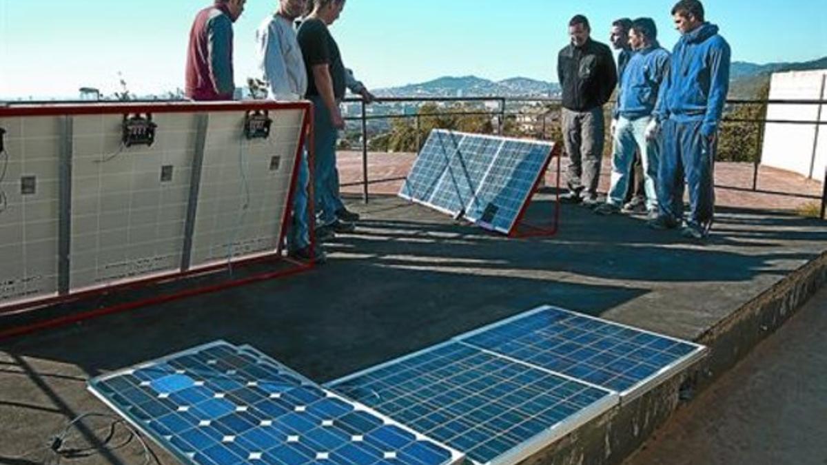 Varios jóvenes en un curso de formación sobre instaladores de placas fotovoltaicas en un centro de la Generalitat en Santa Coloma de Gramenet.