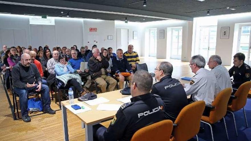 Reunión ayer de los vecinos con la Policía Nacional. // M.G. Brea