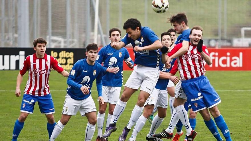 Una jugada de un partido entre el Oviedo y el Sporting de División de Honor disputado el año pasado.