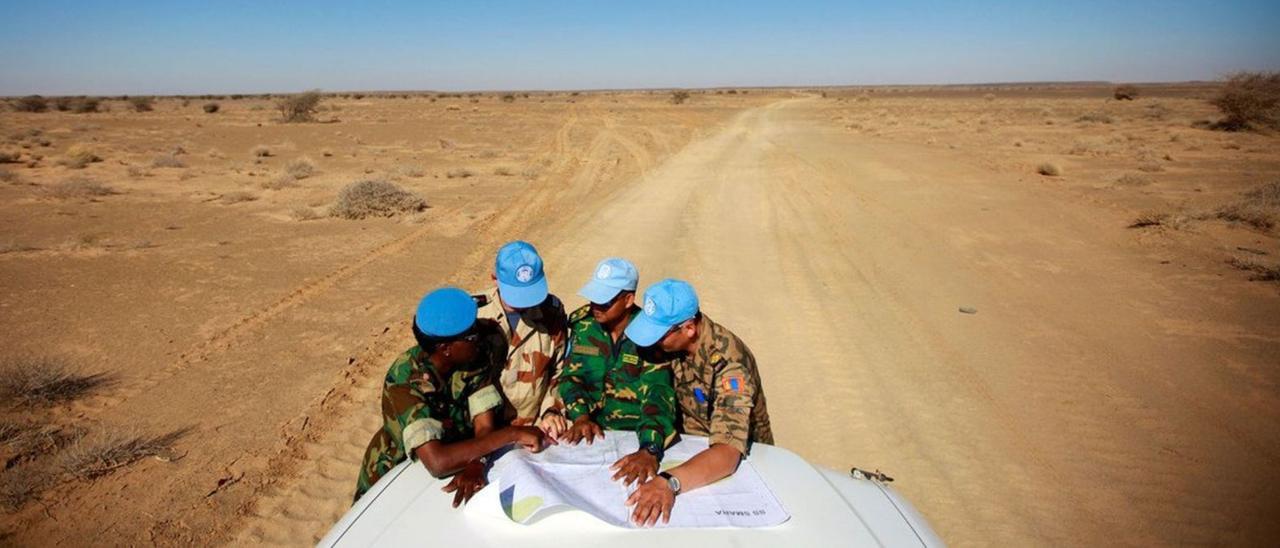Cuatro militares del cuerpo de pacificación de la Minurso patrullan por una carretera del Sáhara Occidental . | | LP/DLP