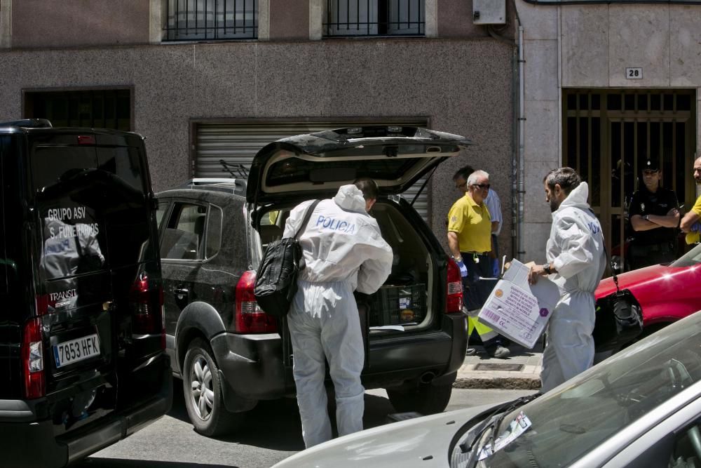 Los empleados de la funeraria proceden al traslado de los cadáveres