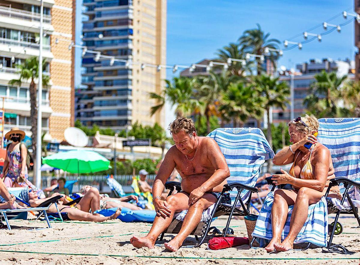 Jarro de agua fría para el turismo: el embajador pospone a finales de julio la llegada de británicos