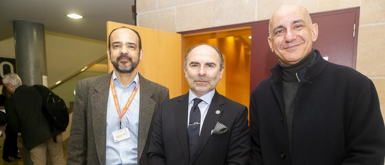 Por la izquierda, Charles de Abreu Martins, director de I+D de ArcelorMittal España, Ignacio Villaverde y Nicolás de Abajo, ayer, en Avilés.