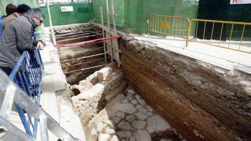 La calzada y la calle de entrada a la ciudad romana.