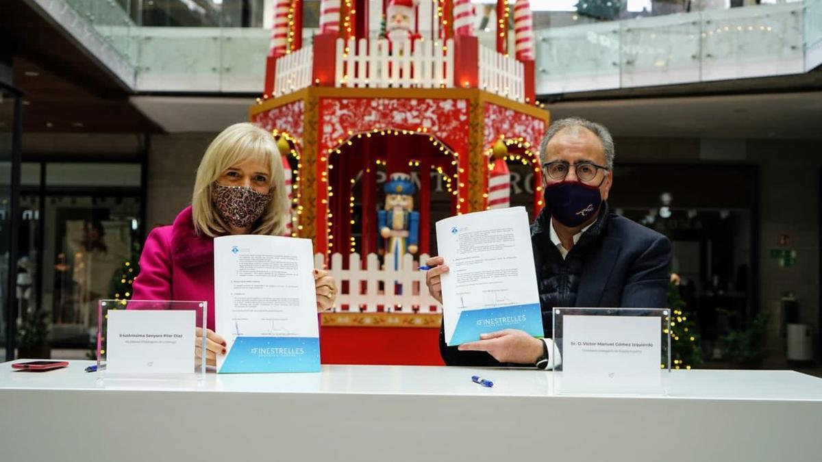 La alcaldesa de Esplugues de Llobregat, Pilar Díaz, y el consejero delegado de Equilis, Víctor Manuel Gómez, durante la firma del convenio.