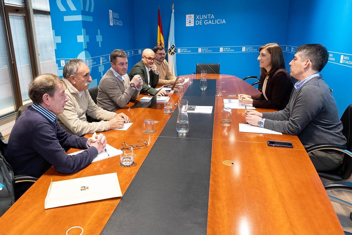 O alcalde, terceiro esquerda, na xuntanza coa conselleira de Medio Ambiente.