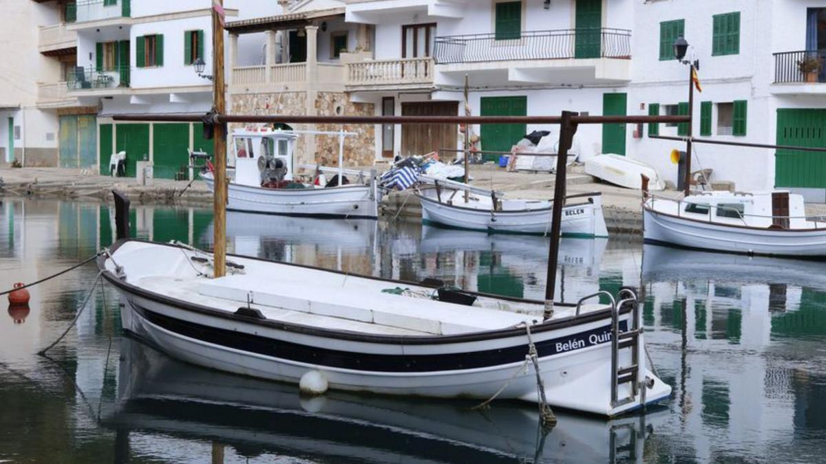 Zahlreiche typische llaüts liegen im Hafen vor Anker