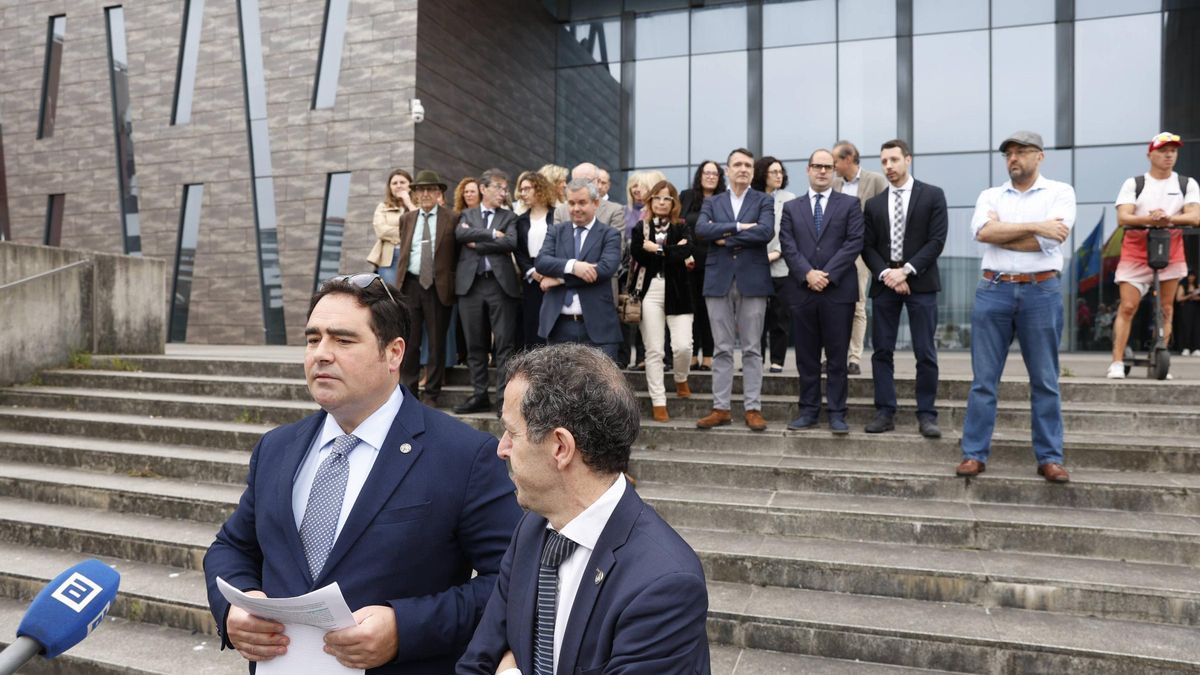 Fernando Ruiz Llorente y Luis Ortiz Vigil, durante la lectura del manifiesto en la concentración de magistrados ante el Palacio de Justicia de Gijón.