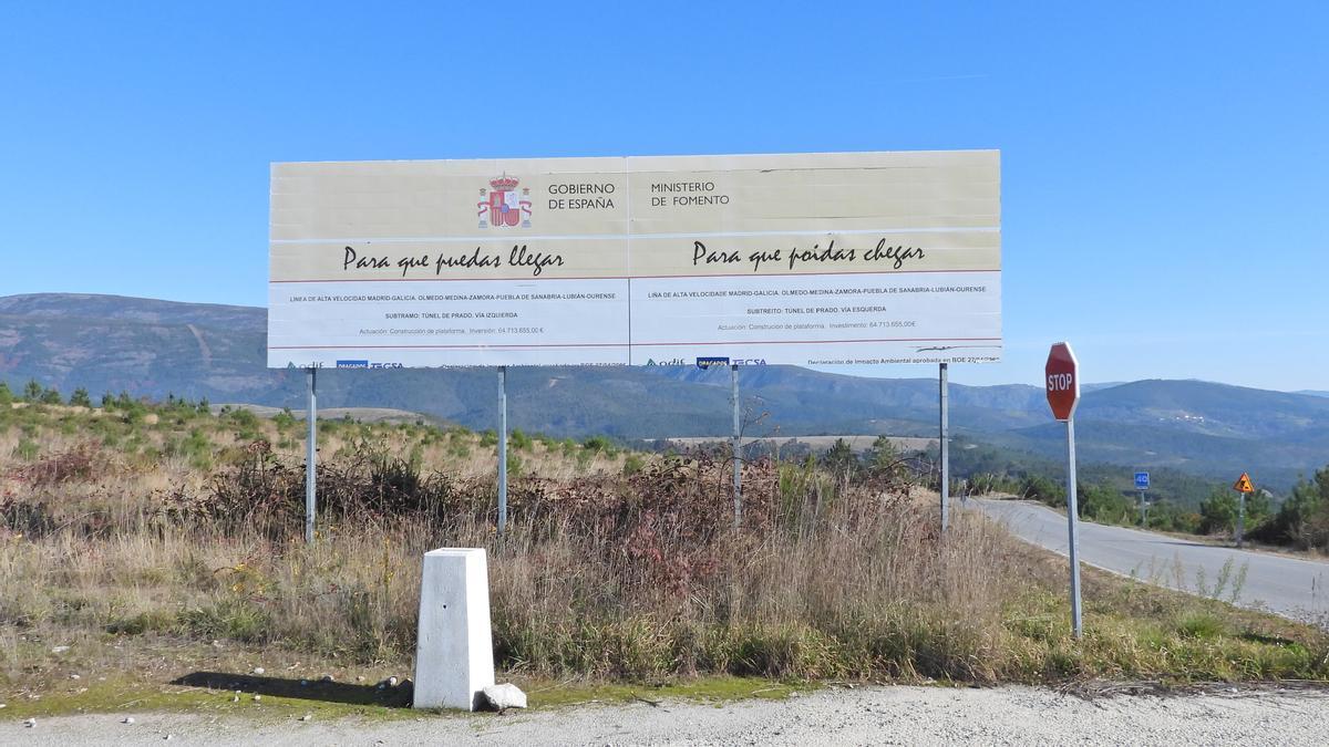 Un rótulo, ya de hace años, sobre las obras de la alta velocidad a Galicia. // FERNANDO CASANOVA