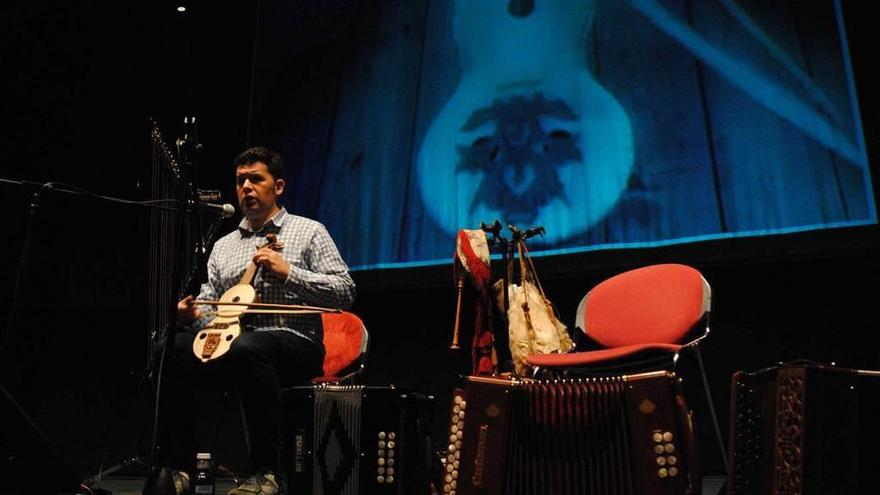 Concierto didáctico con instrumentos tradicionales en la Semana del folclore