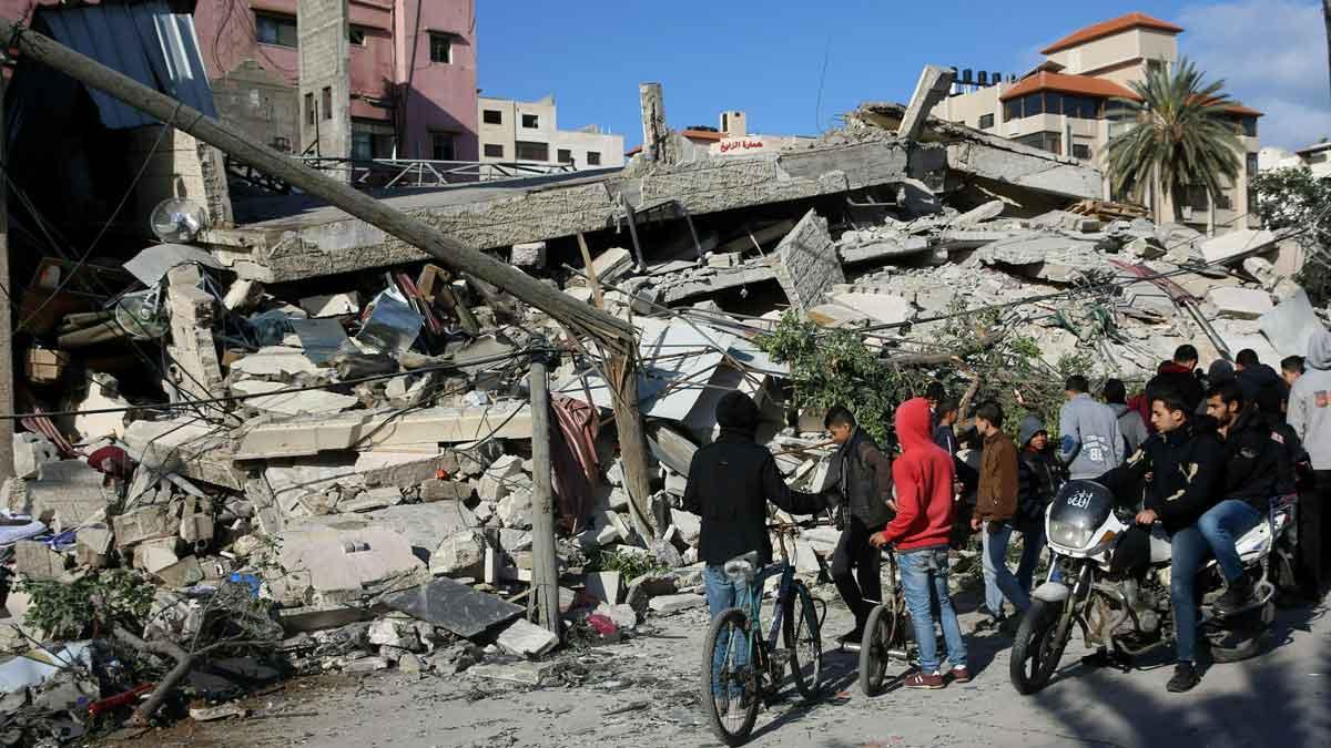 La campaña de bombardeos israelís de represalia alcanza el centro de Gaza capital. En la foto, un edificio destrozado en Gaza.