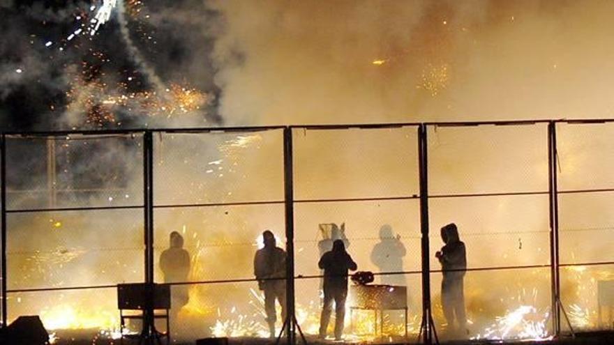 El alcalde, Pepe Garrigós, y el concejal Roberto Granero en la Fira Outlet del año pasado; imagen de la Gran Cordà y de la Dansà Popular de la edición anterior.