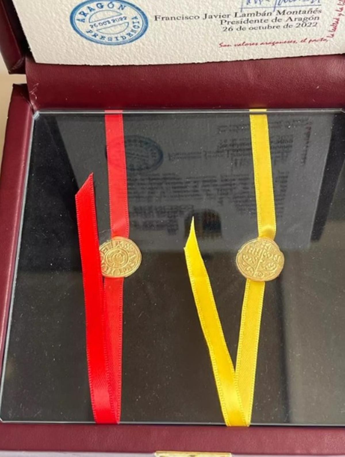 Los mancusos de oro que entregó Lambán al papa Francisco.