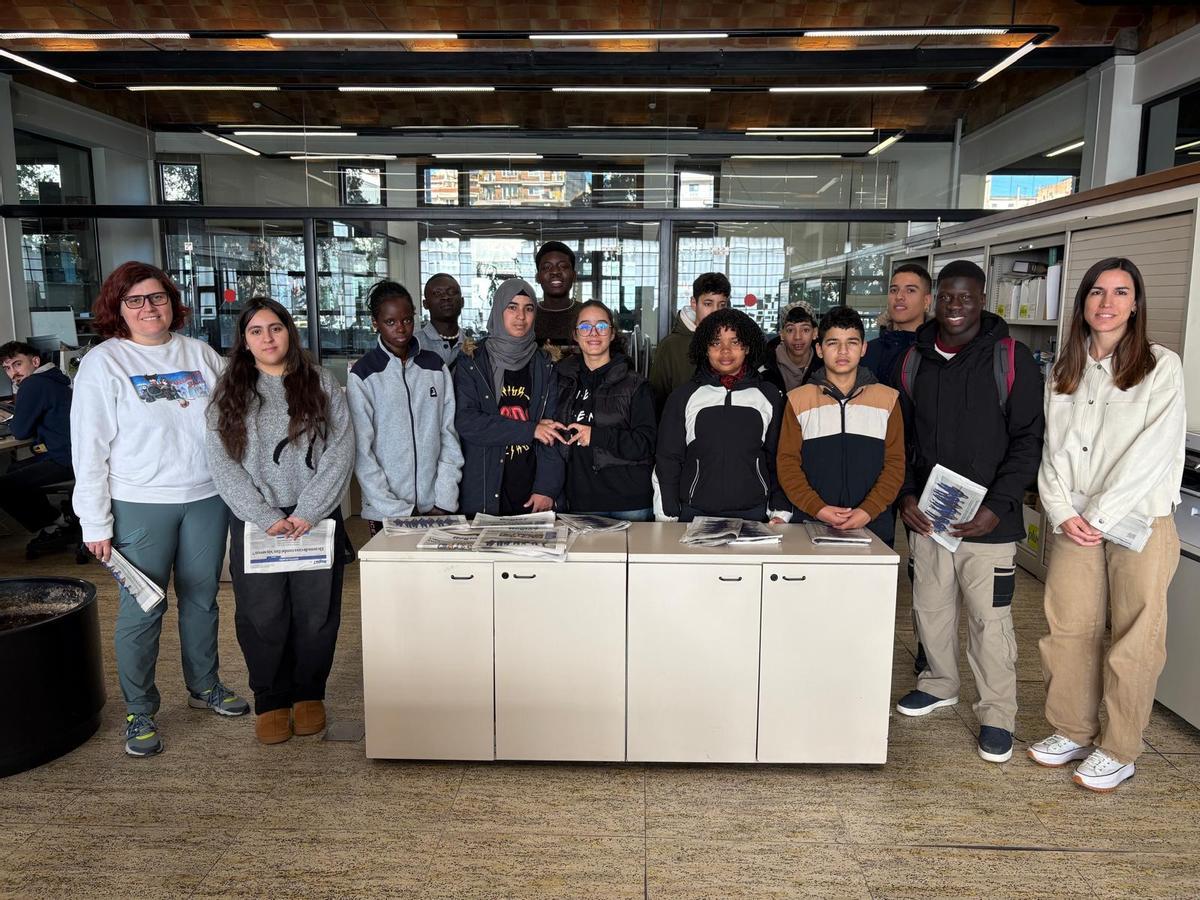 Els alumnes amb les dues professores als extrems: Susana Fernández a l'esquerra i Alba Iglesias