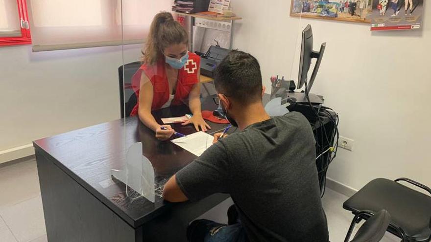 Un momento de la atención de Cruz Roja dentro de su programa para menores de Canarias.