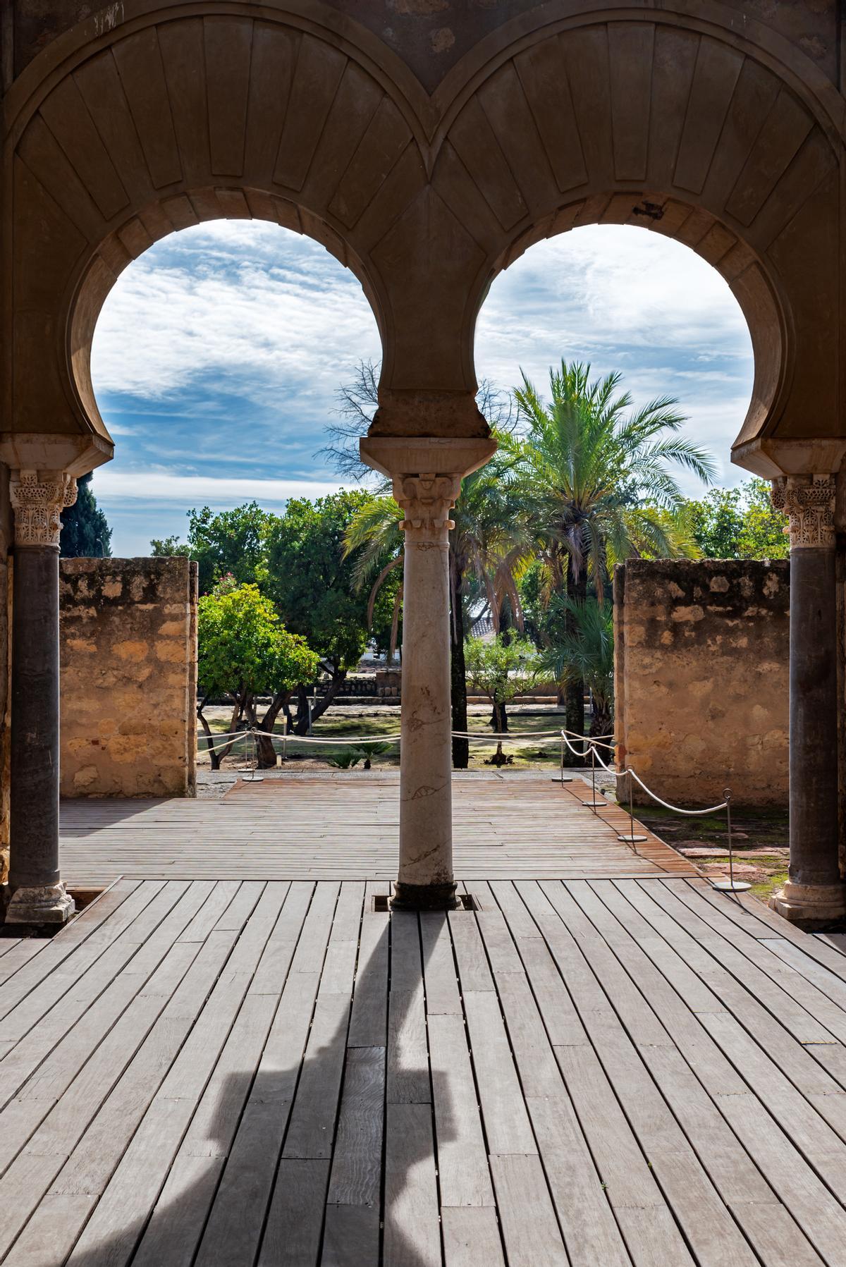 Arcos de herradura en Medina Azahara.