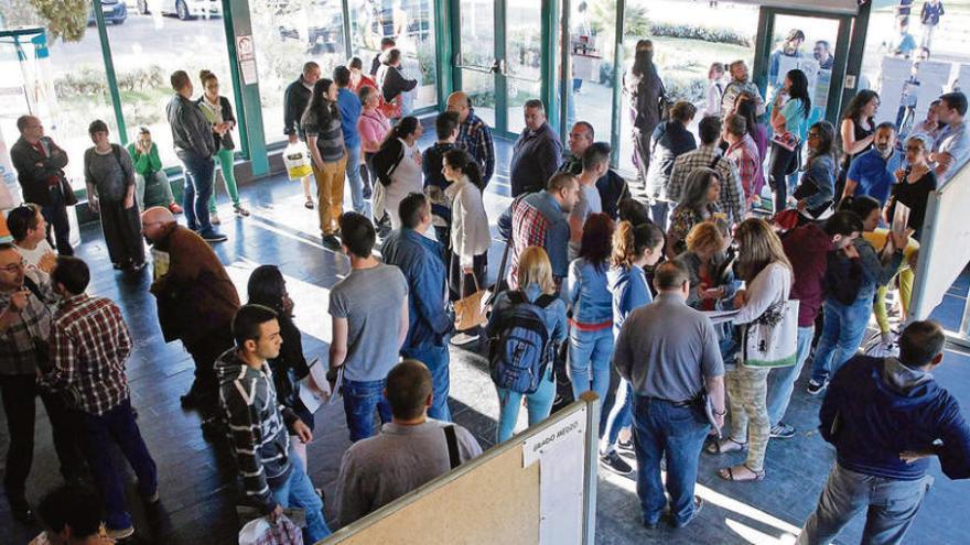 Vistas del hall del CIFP donde los opositores esperan antes de realizar el examen.