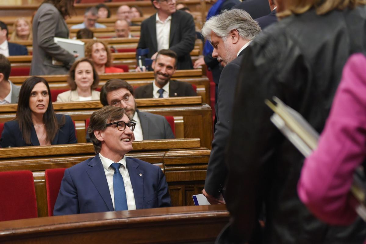 El president de la Generalitat, Salvador Illa, saluda a Albert Batet, líder del grupo de Junts en el Parlament El president de la Generalitat, Salvador Illa, saluda a Albert Batet, líder del grupo de Junts en el Parlament