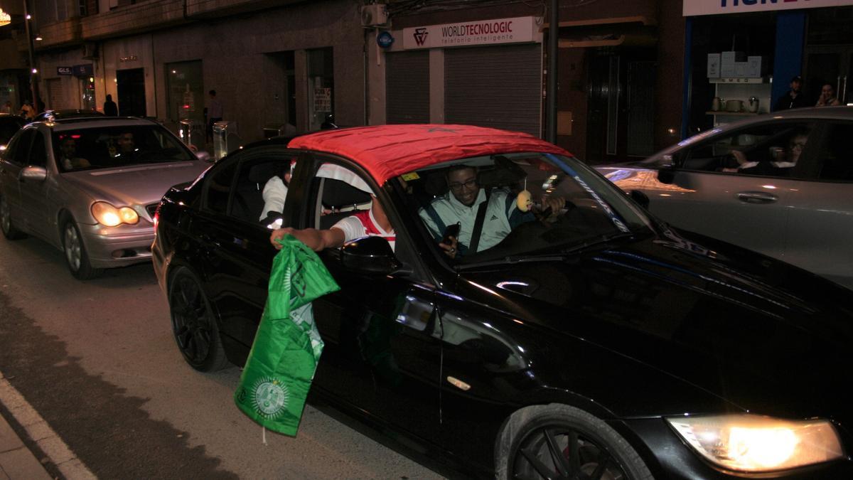 Numerosos vehículos que circulaban por la avenida de Juan Carlos I portaban la bandera de Marruecos.