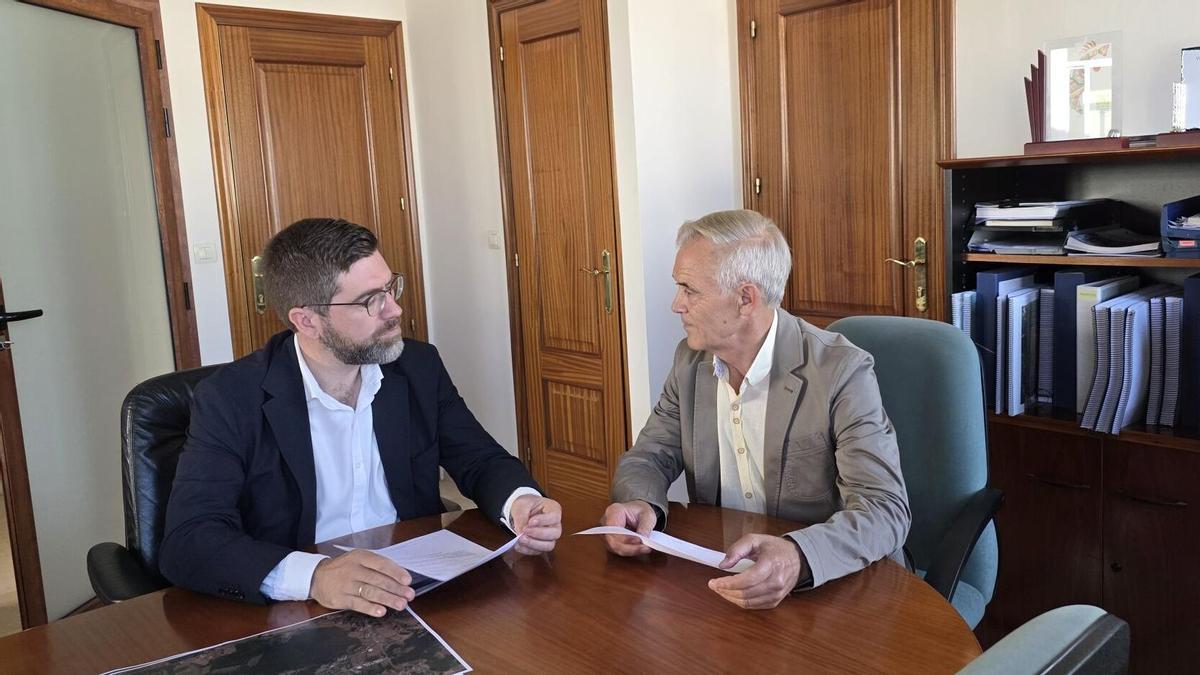 El alcalde de Vila de Cruces, Luis Taboada, durante su reunión con el delegado territorial de la Xunta, Pablo Fernández López.