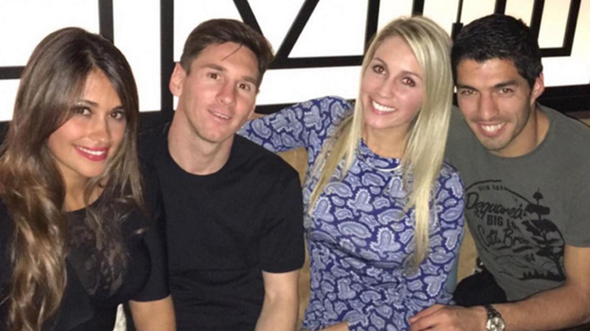 Leo Messi y Luis Suárez, junto a sus respectivas parejas