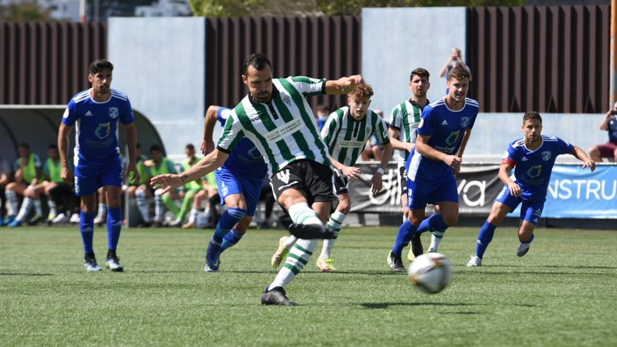 Miguel De las Cuevas lanza el penalti que supuso el 0-1 para el Córdoba ante el San Fernando.