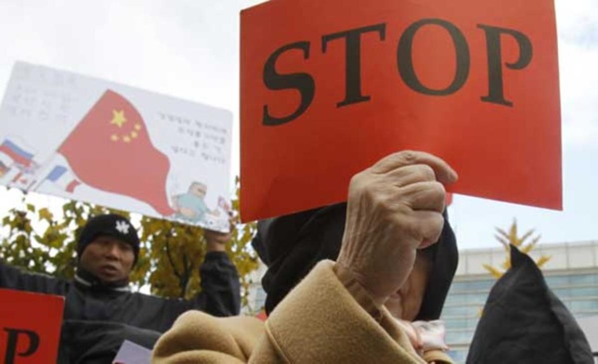 Dotzenes de dissidents nord-coreans i activistes cristians pels drets humans es manifesten a Seül (Corea del Sud) per demanar al Govern xinès el cessament de la deportació de refugiats nord-coreans i l’alliberament del recent Nobel de la pau xinès Liu Xiaobo.