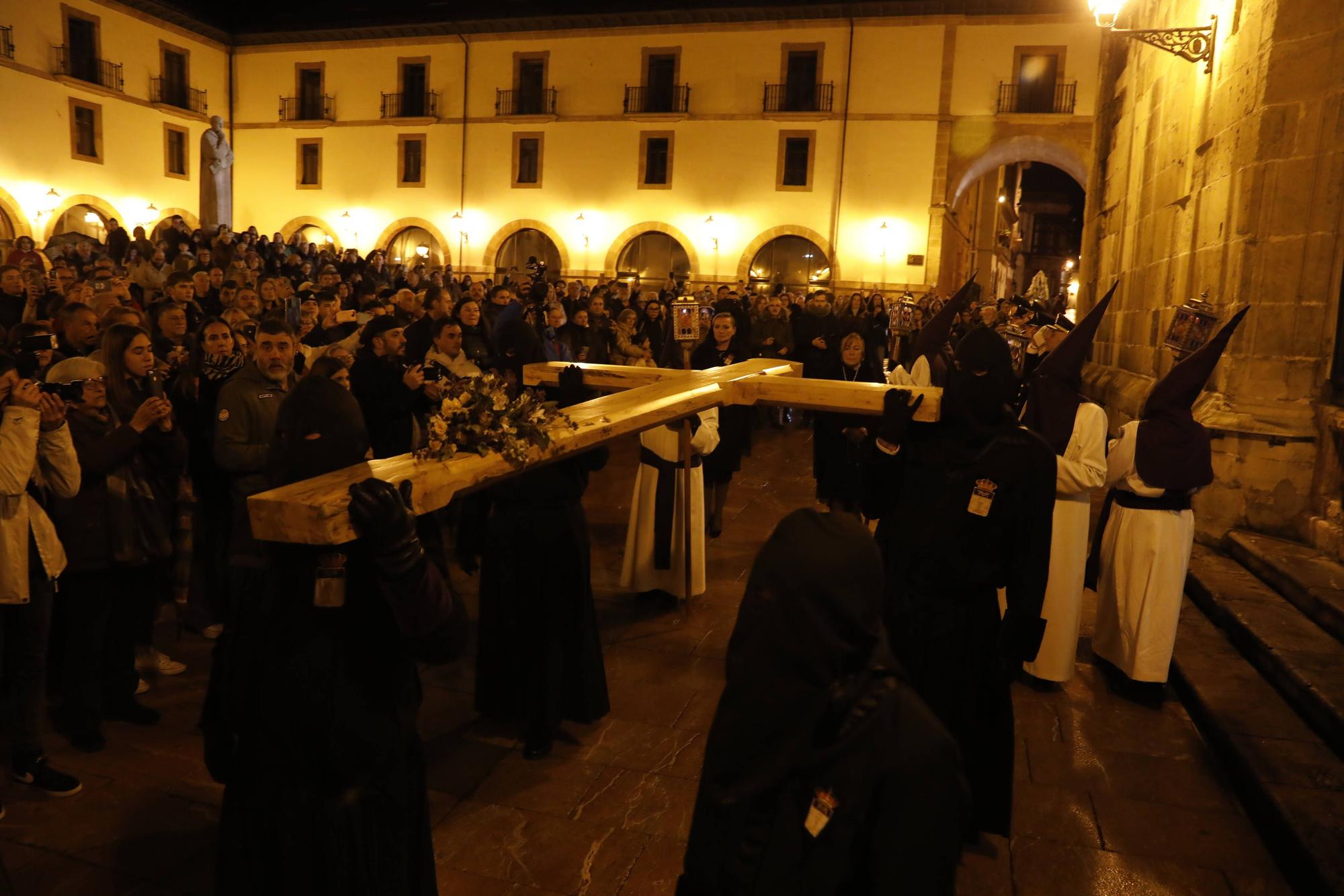 En imágenes | Procesión del Silencio por la calles de Oviedo