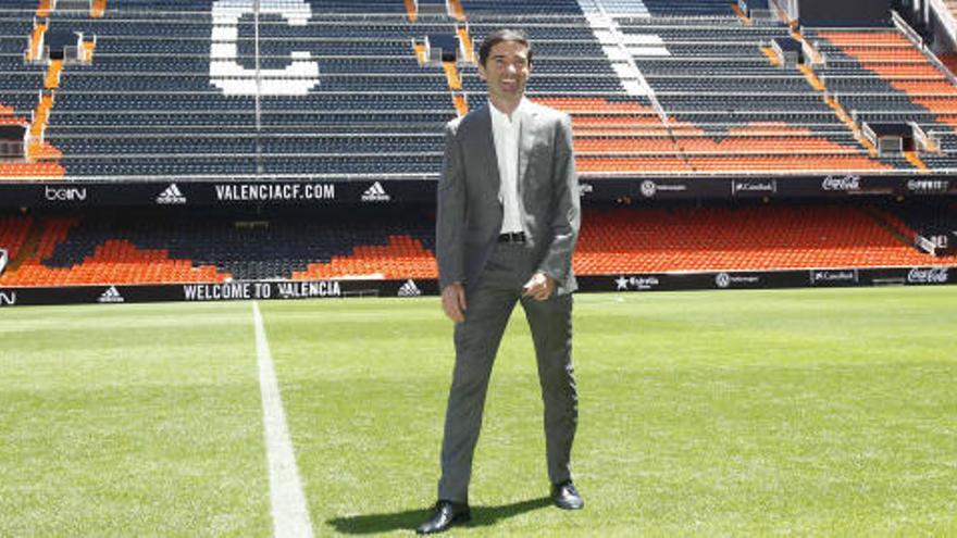 Marcelino ya controla el césped